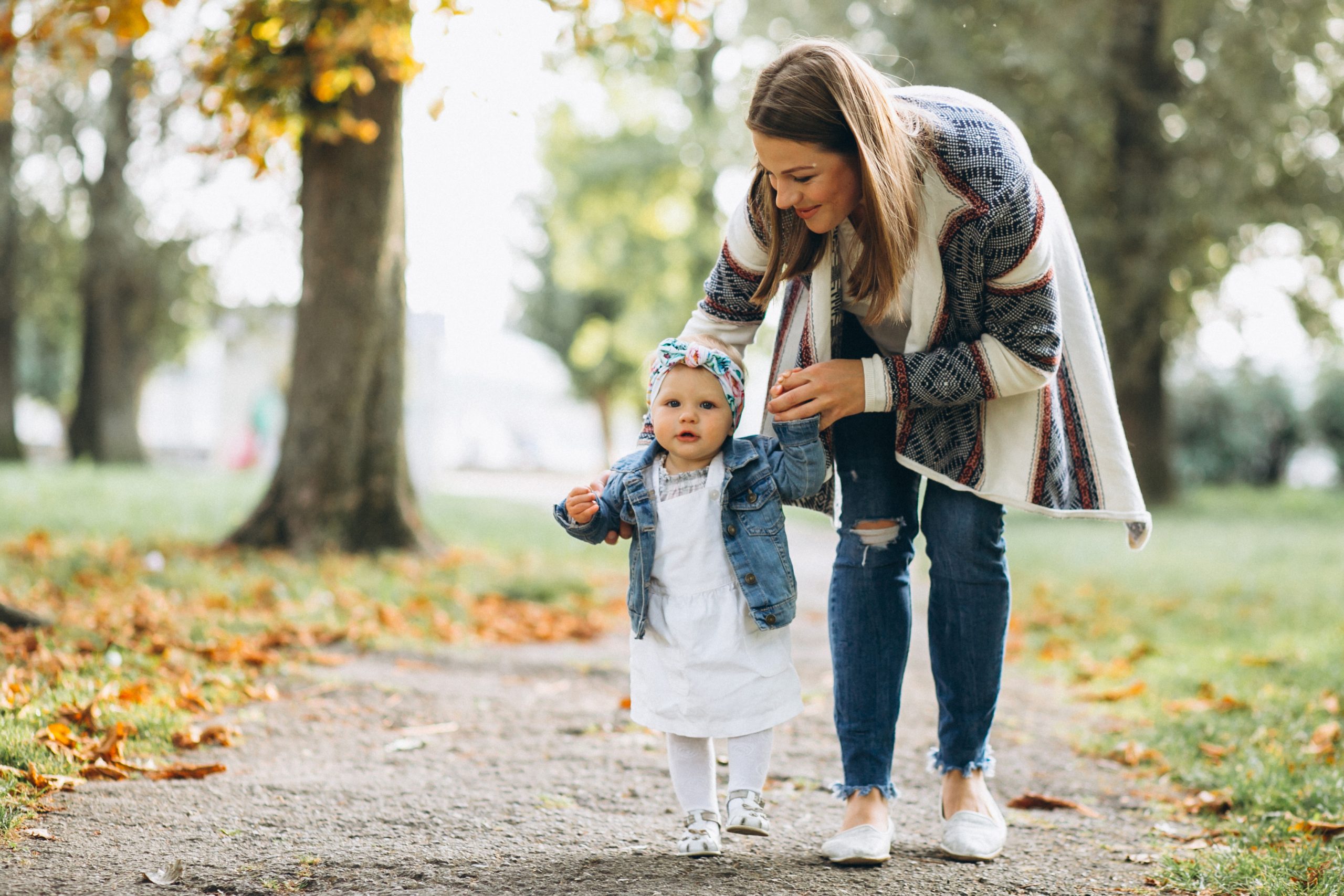 Young mother like. Мама с ребенком на прогулке картинки. Уличные фотосессии в парке с дочкой. Фотосессия мама с дочкой в парке. Фото женщин с детьми на прогулке.